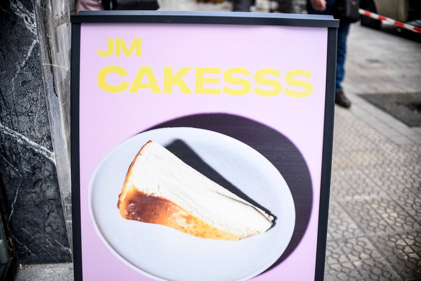 Dos amigos veinteañeros que triunfan con sus tartas de queso en Noja abren tienda en Bilbao