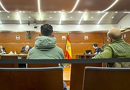 El ahora fugado aguarda al inicio de su juicio en la Audiencia Provincial de Álava. A la derecha, su traductor en la vista oral.