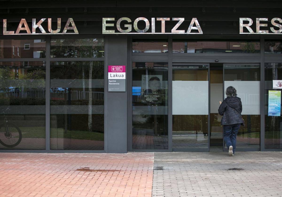 Puerta de acceso a la residencia foral Lakua.