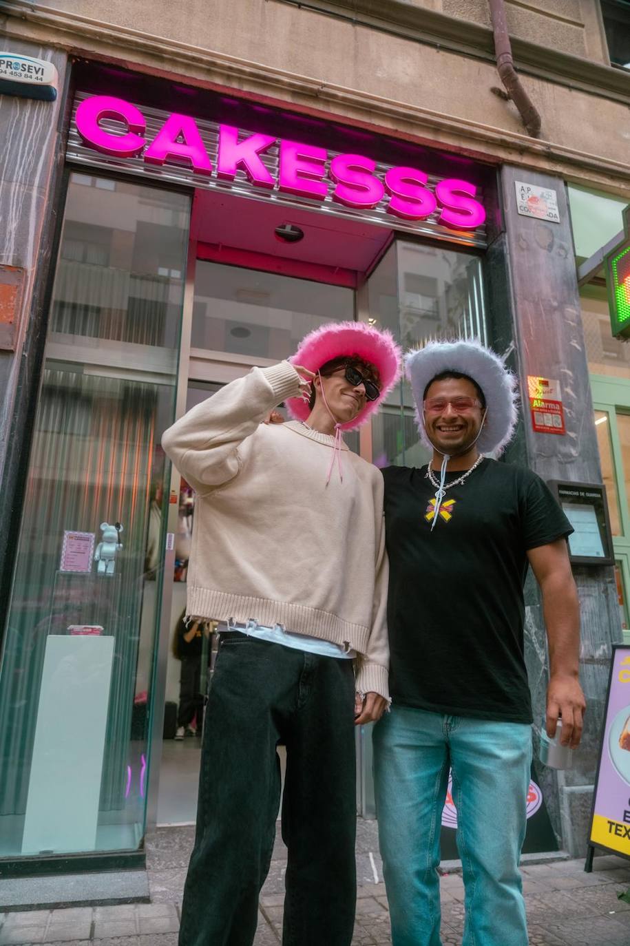 Dos amigos veinteañeros que triunfan con sus tartas de queso en Noja abren tienda en Bilbao