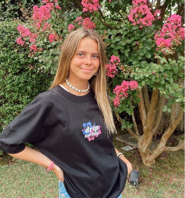 Lucía, hermana de Fernando, con una camiseta diseñada por él.