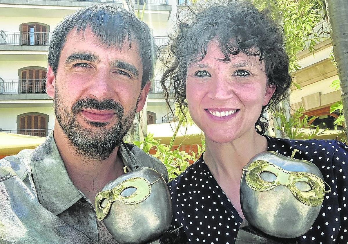 Iñaki Rikarte y Garbiñe Insausti posan en Tenerife con los dos galardones que se llevó Kulunka en los premios Max.