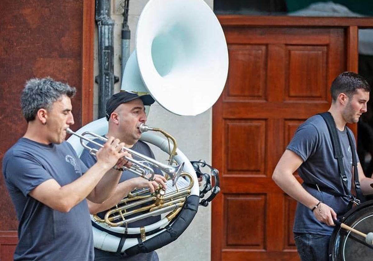 Dirty Durum Brass Band recorrerá el entorno de la calle Gorbea el lunes 8 en la apertura del festival.