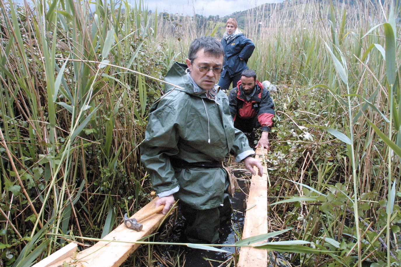 Javier Vázquez, portavor de la agrupación, en el humedal de Ibarreta.