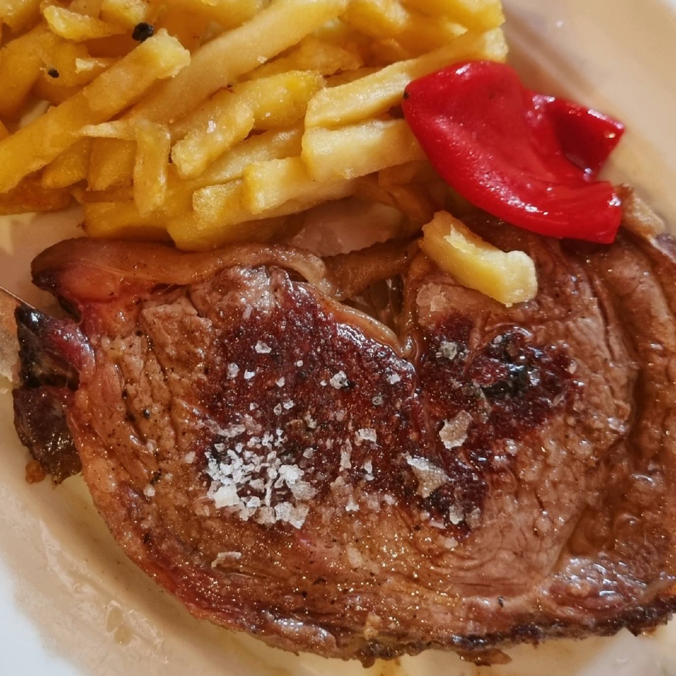 Entrecot con patatas fritas y pimiento del piquillo