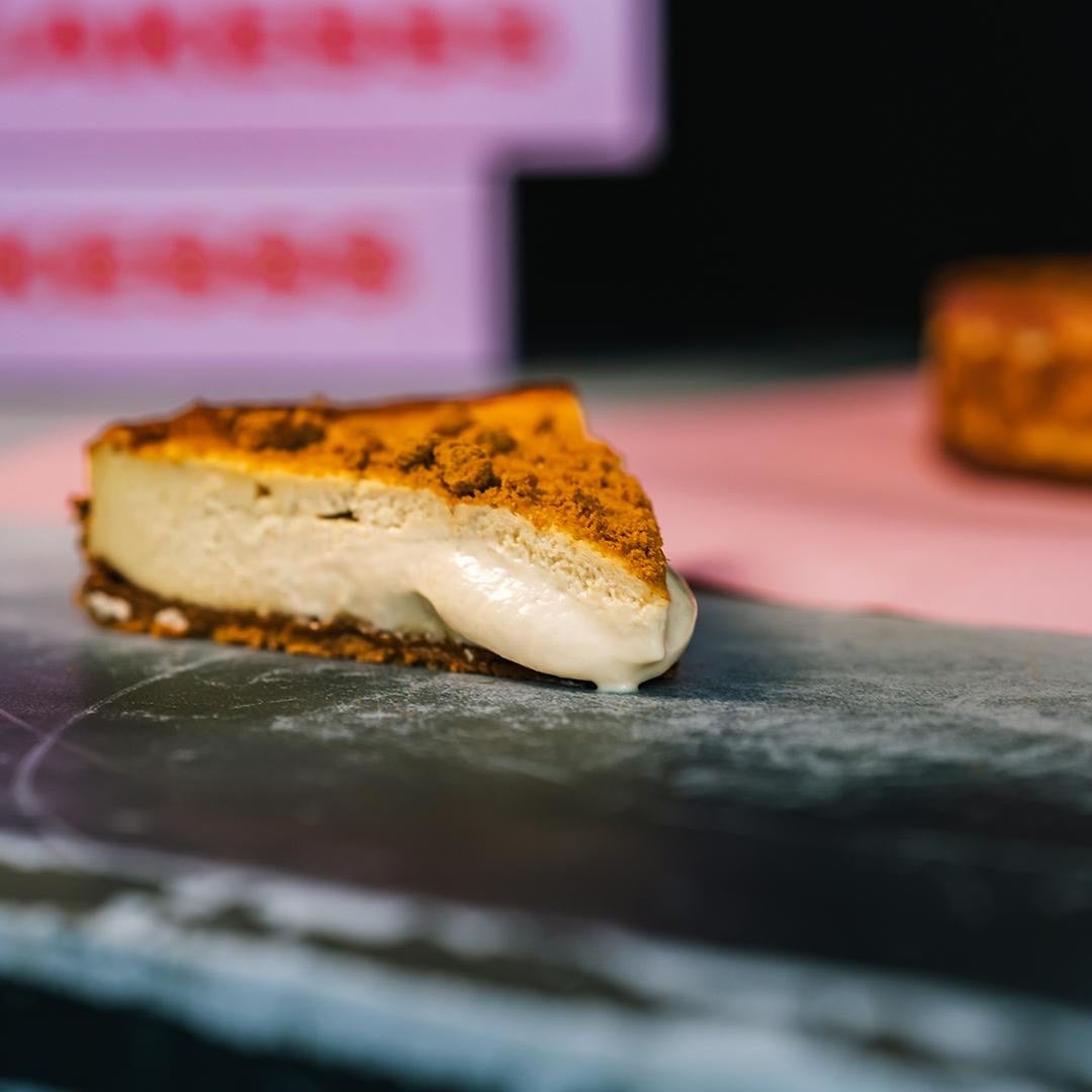 Dos amigos veinteañeros que triunfan con sus tartas de queso en Noja abren tienda en Bilbao