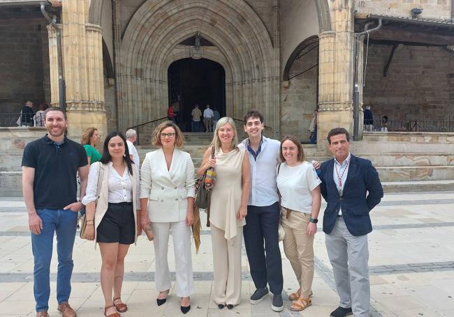 La diputada general, Elixabete Etxanobe, y la presidenta de las Juntas Generales de Bizkaia, Ana Otadui, junto con concejales de Durango y Elorrio.