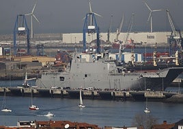 El portaviones, en su visita a Getxo en 2019.