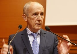 Elixabete Etxanobe es felicitada por Josu Erkoreka el 5 de julio de 2023, el día que fue designada diputada general de Bizkaia en la Casa de Juntas de Gernika