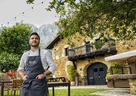 Jon Yurrebaso en el jardín del caserío Mendi Goikoa Bekoa, el hotel y restaurante de Axpe que gestiona desde 2021.