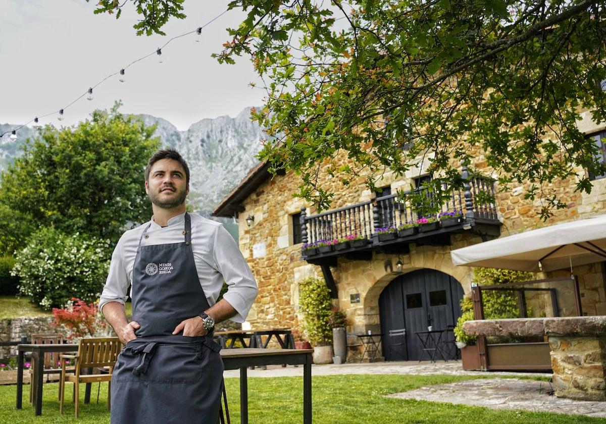 Jon Yurrebaso en el jardín del caserío Mendi Goikoa Bekoa, el hotel y restaurante de Axpe que gestiona desde 2021.