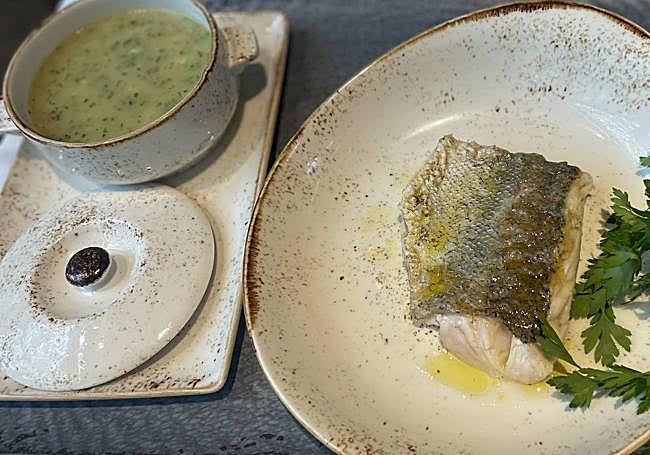 La mezluza, «ese pescado que gusta a todos aquellos a quienes no gusta el pescado» (frase redonda de Miguel García Montesinos) sirve de base para un plato de ensaladilla del pez con perejil..