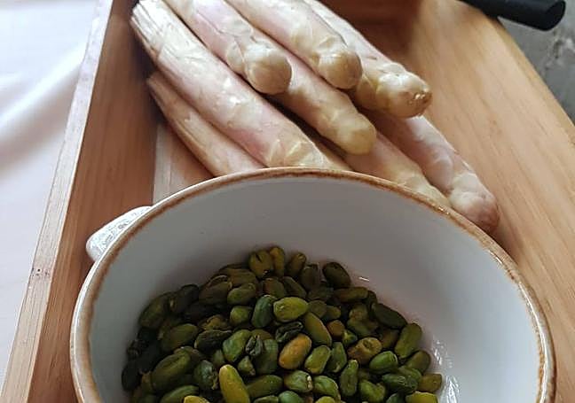 Espárragos con pistachos.