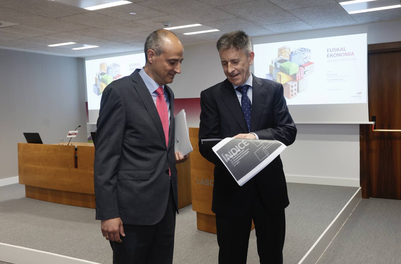 Joseba Madariaga e Ibon Urgoiti antes de la presentación en Bilbao de las previsiones económicas para 2024.