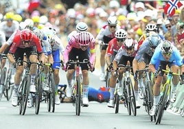 El ciclista británico se impone en la línea de llegada.