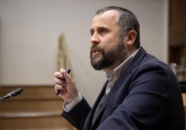 Alberto Alonso comparece en la tribuna del Parlamento vasco durante una sesión de la pasada legislatura.