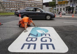 Operarios señalizan la Zona de Bajas Emisiones de Bilbao.