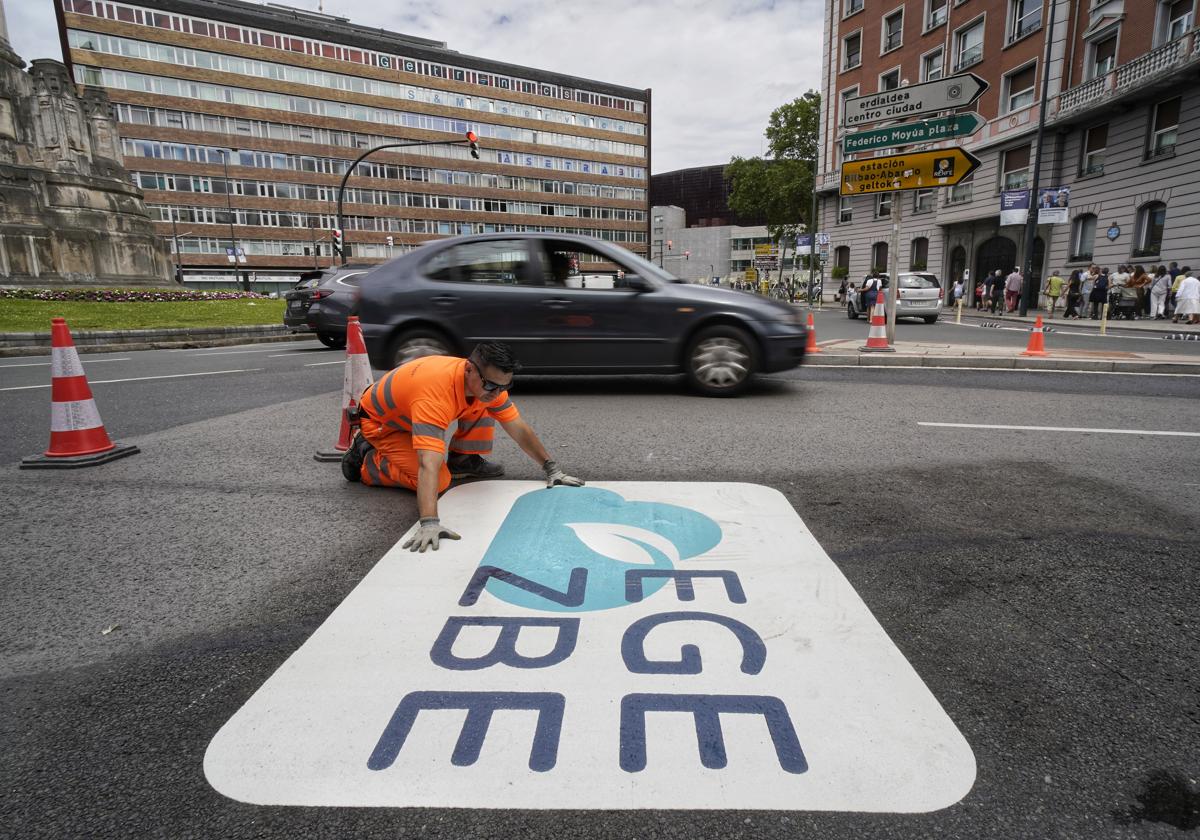 Operarios señalizan la Zona de Bajas Emisiones de Bilbao.