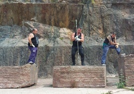 Un grupo de barrenadores realiza perforaciones en la cantera Andrabide de Arteaga donde se explotaba el marmol rojo de Ereño.