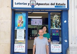 Los hermanos Raquel y Michel Arce, con el número premiado