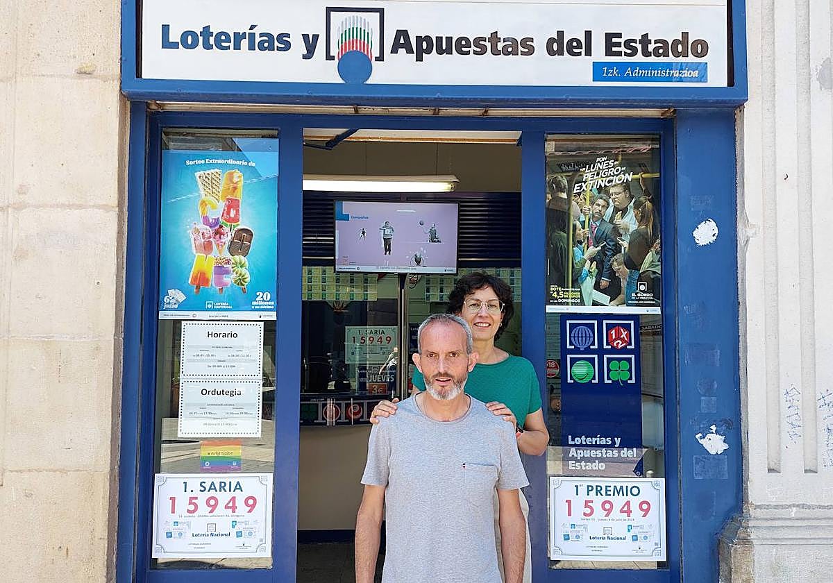 Los hermanos Raquel y Michel Arce, con el número premiado