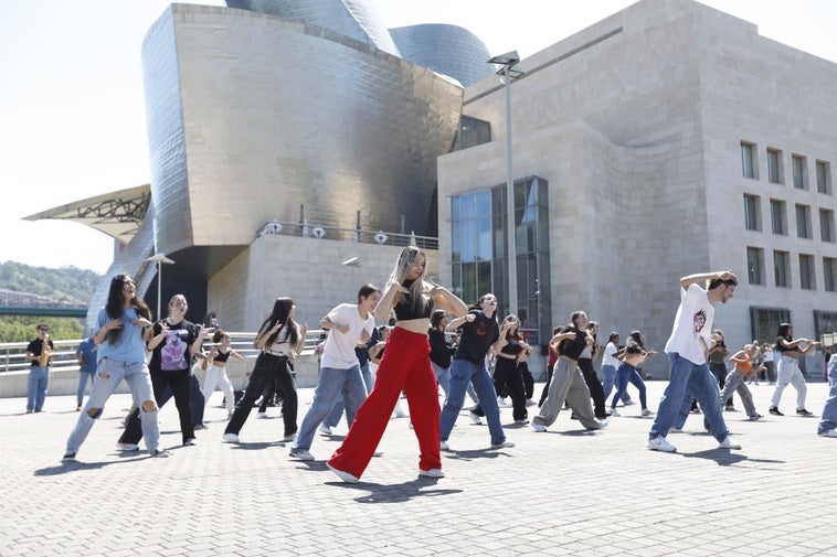 'Flashmob' organizada en el marco de la campaña contra las agresiones sexistas en fiestas.