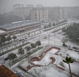 Así quedó la ciudad instante después de que llovieron piedras de hielo del cielo