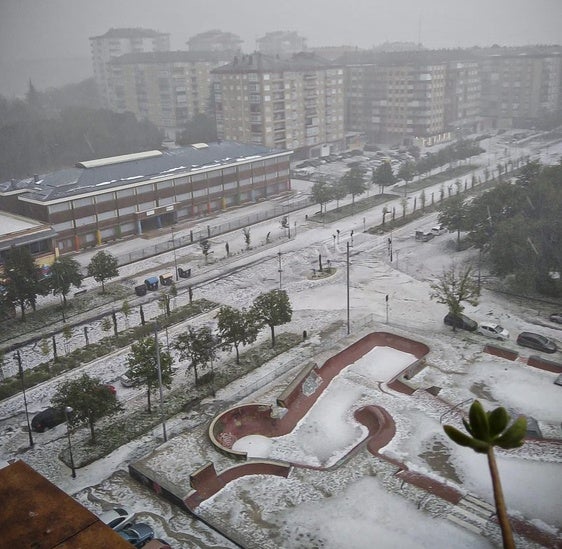 Así quedó la ciudad instante después de que llovieron piedras de hielo del cielo