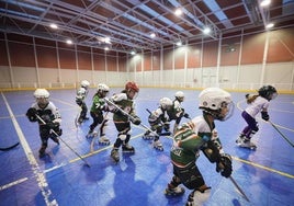 Un grupo entrena en la actual pista de Olaranbe.