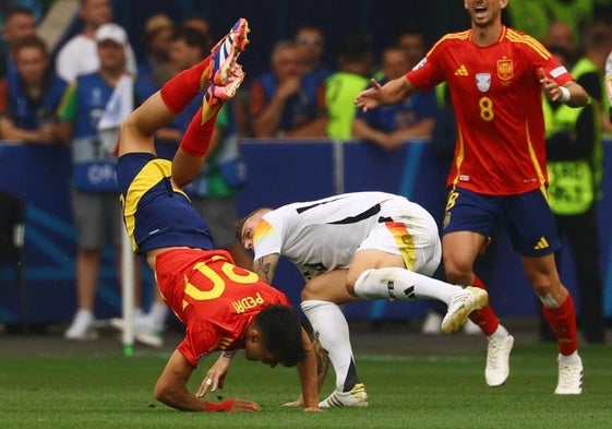 La entrada de Kroos que lesionó a Pedri.