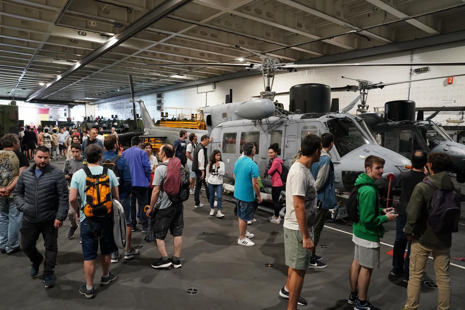 Visitantes observan un helicóptero