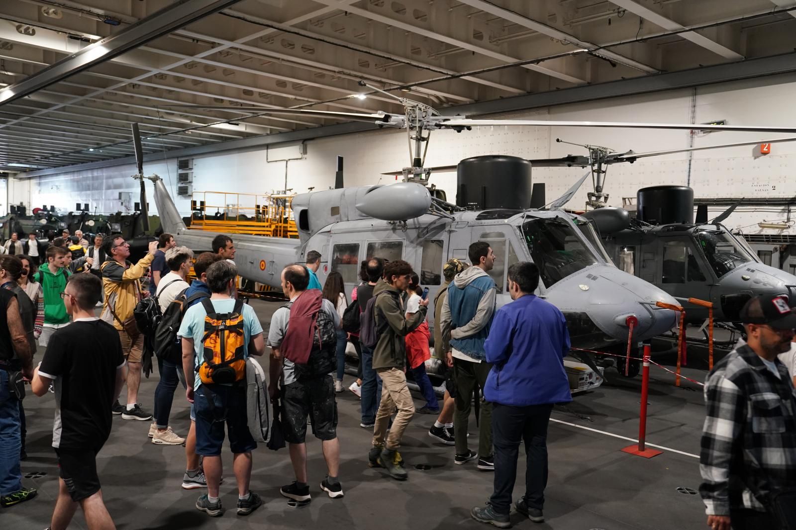 Visitantes observan un helicóptero