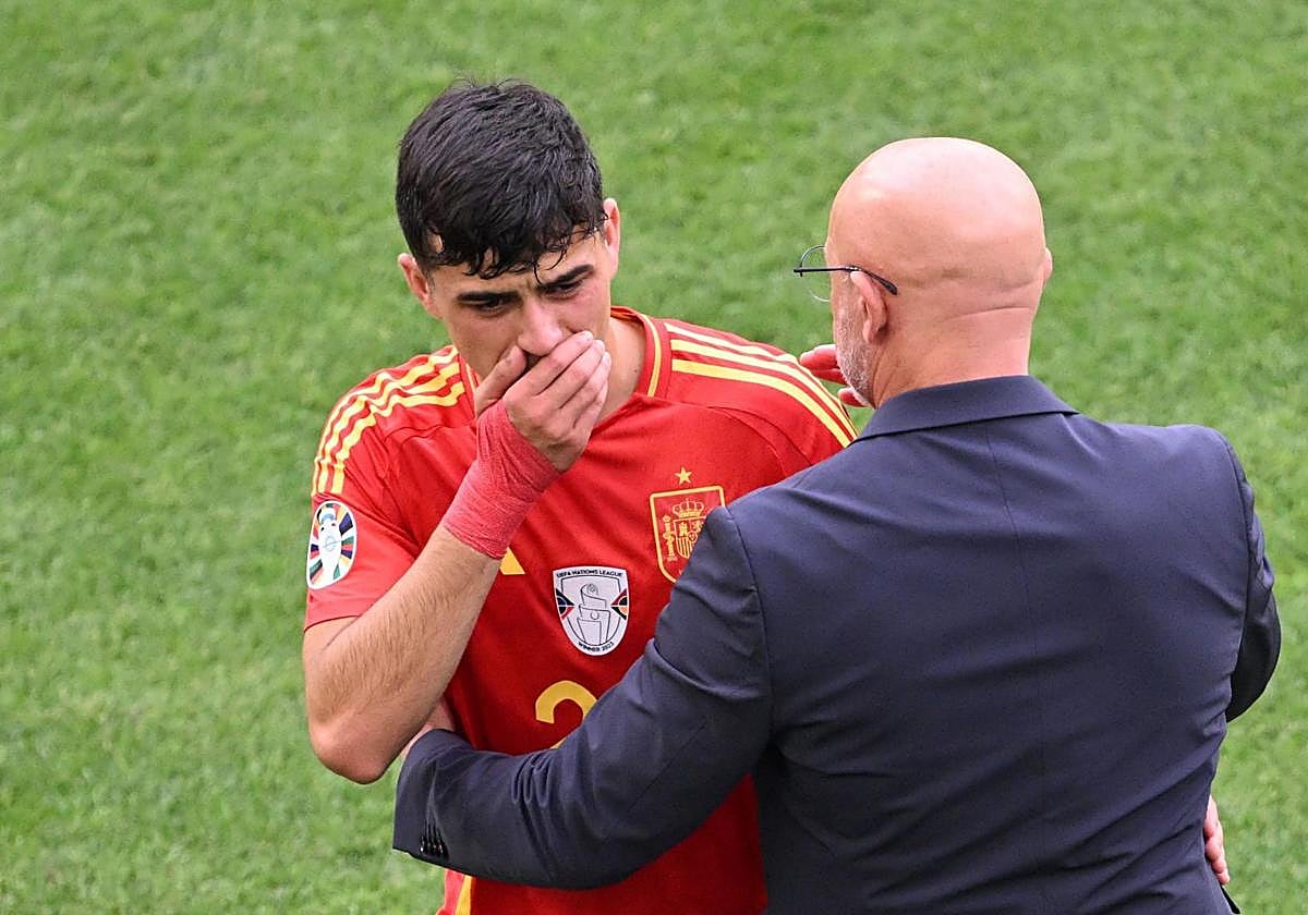 Pedri, entre lágrimas en el momento de su retirada del césped tras lesionarse.