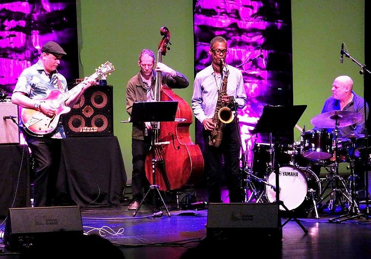 Rosenwinkel, Ben Street (contrabajo), Mark Turner (tenor) y Jeff Ballard (batería) en 'Christmas song'.