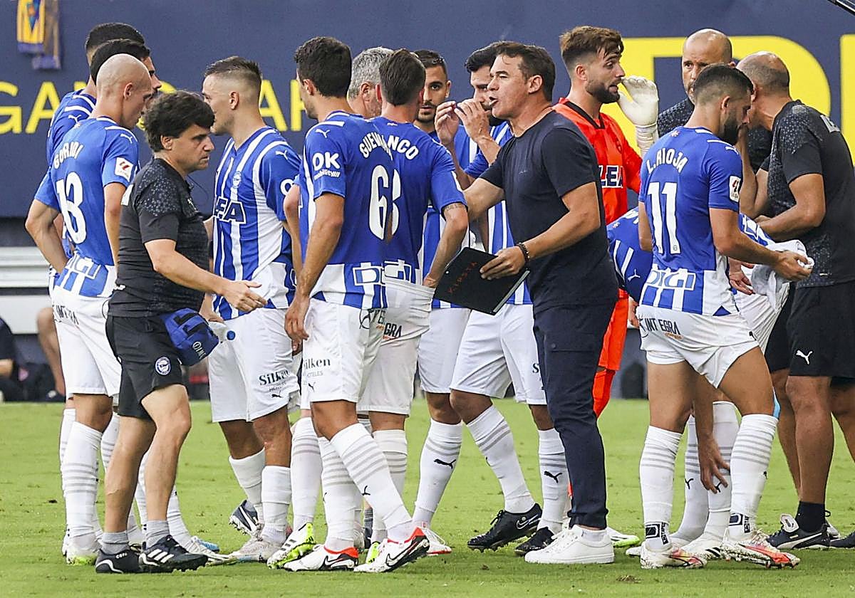 Luis García da instrucciones a sus jugadores en la pausa de hidratación del Villarreal-Alavés.