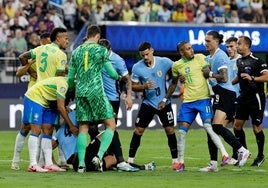 El partido entre Uruguay y Brasil resultó bronco.