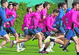 La plantilla rojiblanca, que vuelve tras más de un mes de vacaciones bien ganadas, en uno de los entrenamientos de la pasada temporada.