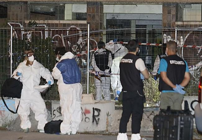 Ertzainas especializados inspeccionan la nave abandonada donde se produjo el asesinato de Ander.