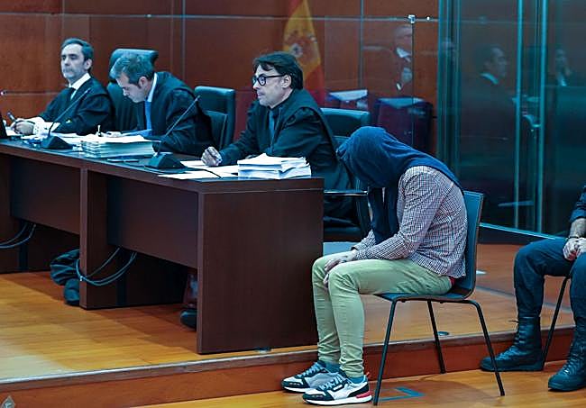 El asesino, en el juicio desarrollado en la Audiencia Provincial de Álava el año pasado.