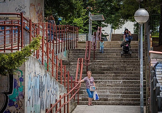 Las escaleras actuales entre las calles Vicente Aleixandre y Los Astrónomos en Santa Lucía donde se instalarán dos rampas.
