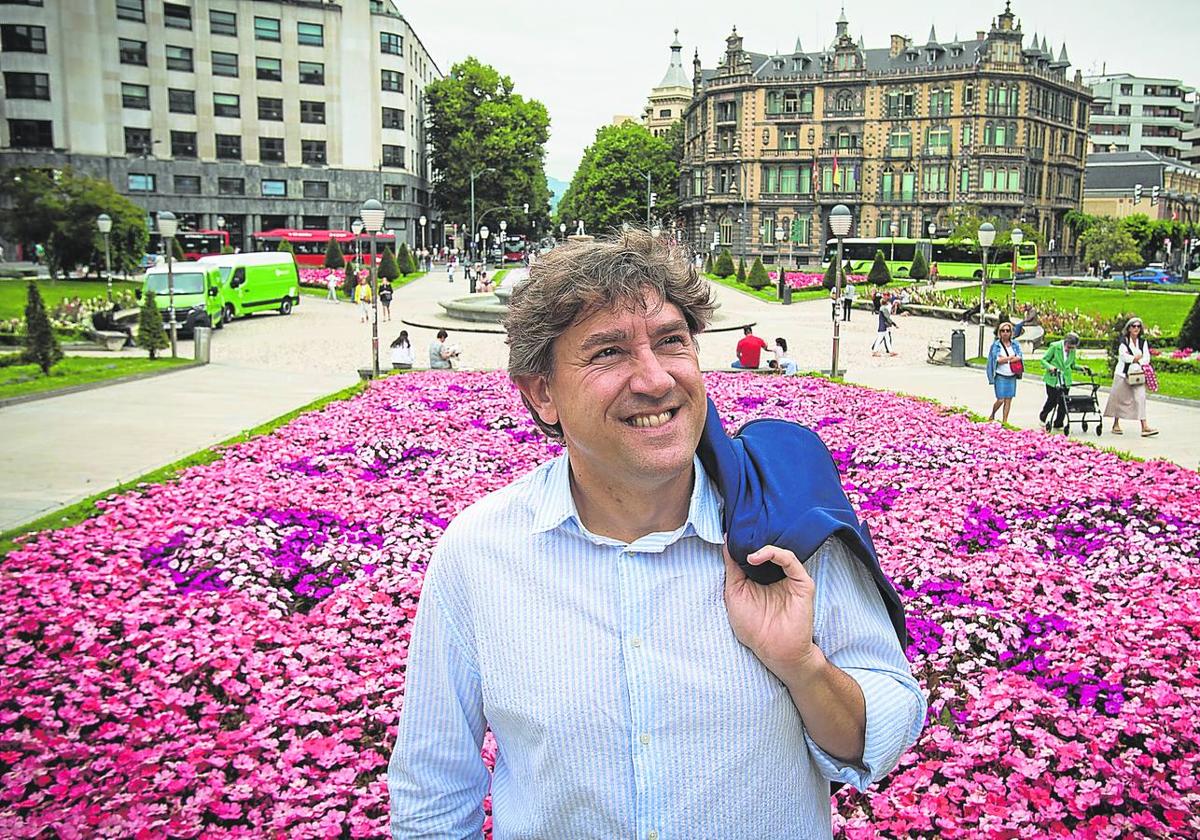 El líder de los socialistas vascos posa en la Plaza Moyúa de Bilbao minutos antes de atender la entrevista en la sede central del PSE-EE en Bilbao.