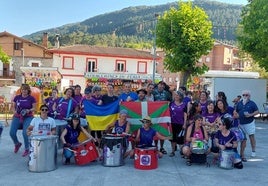 Asier Minteguia (en el centro, con txapela) impulsa desde hace tres años iniciativas solidarias y la organización de una txosna solidaria en las fiestas de San Kristobal de Busturia.