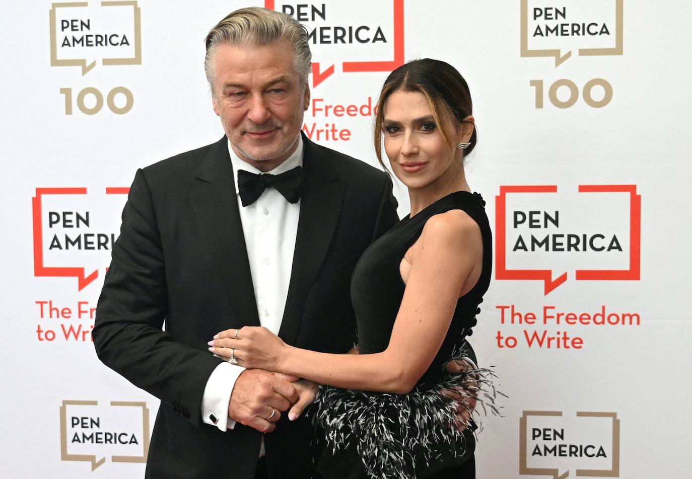 Alec Baldwin y su esposa Hilaria Baldwin en el evento de Pen America 2023.