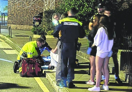 Puñalada mortal. Sanitarios atienden a Felipe en el lugar donde cayó mortalmente herido. Instantes después fallecería.