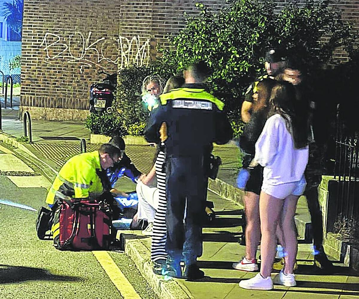 Puñalada mortal. Sanitarios atienden a Felipe en el lugar donde cayó mortalmente herido. Instantes después fallecería.