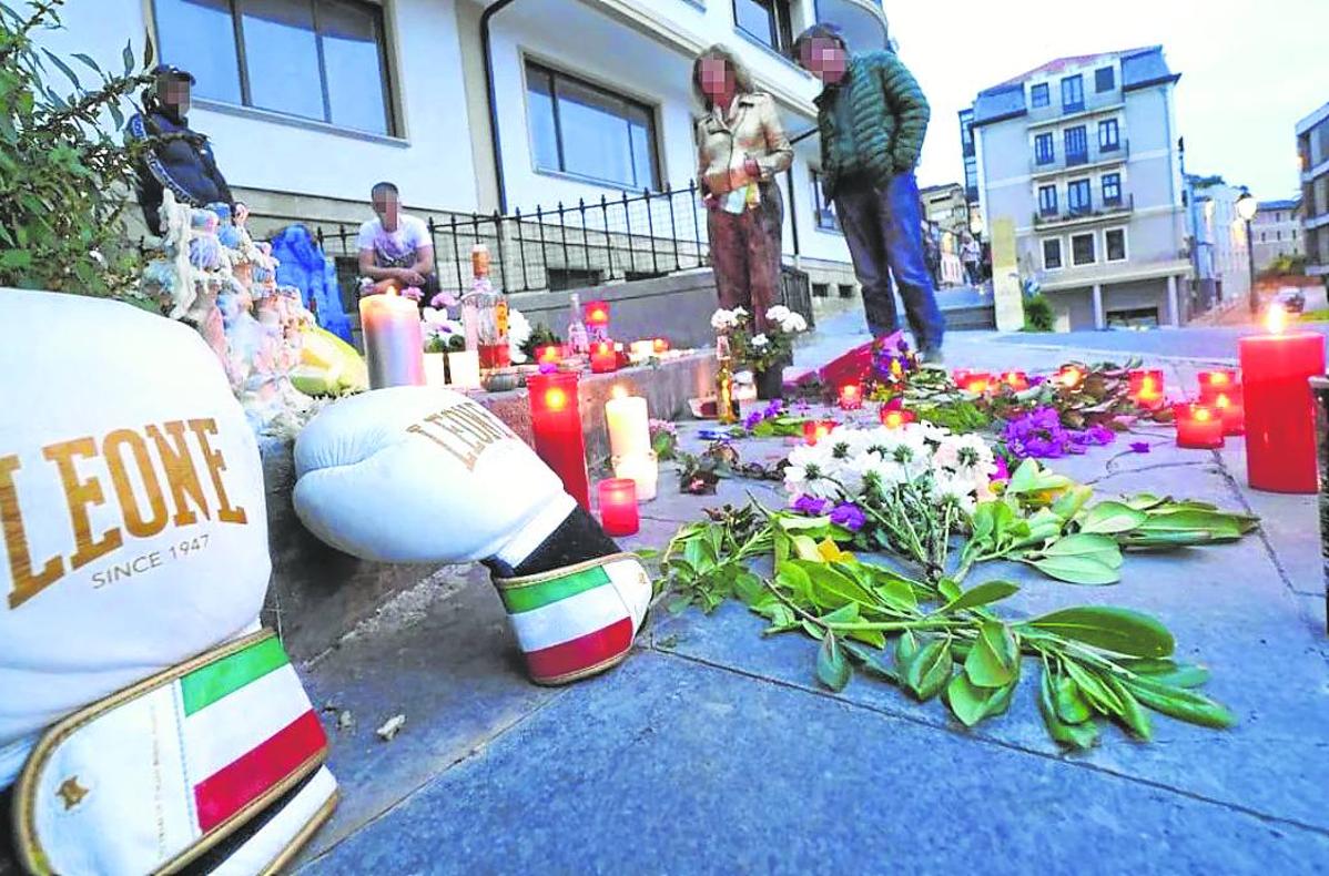 Familiares y amigos de Felipe le recordaron el día siguiente a su crimen en el lugar donde cayó.