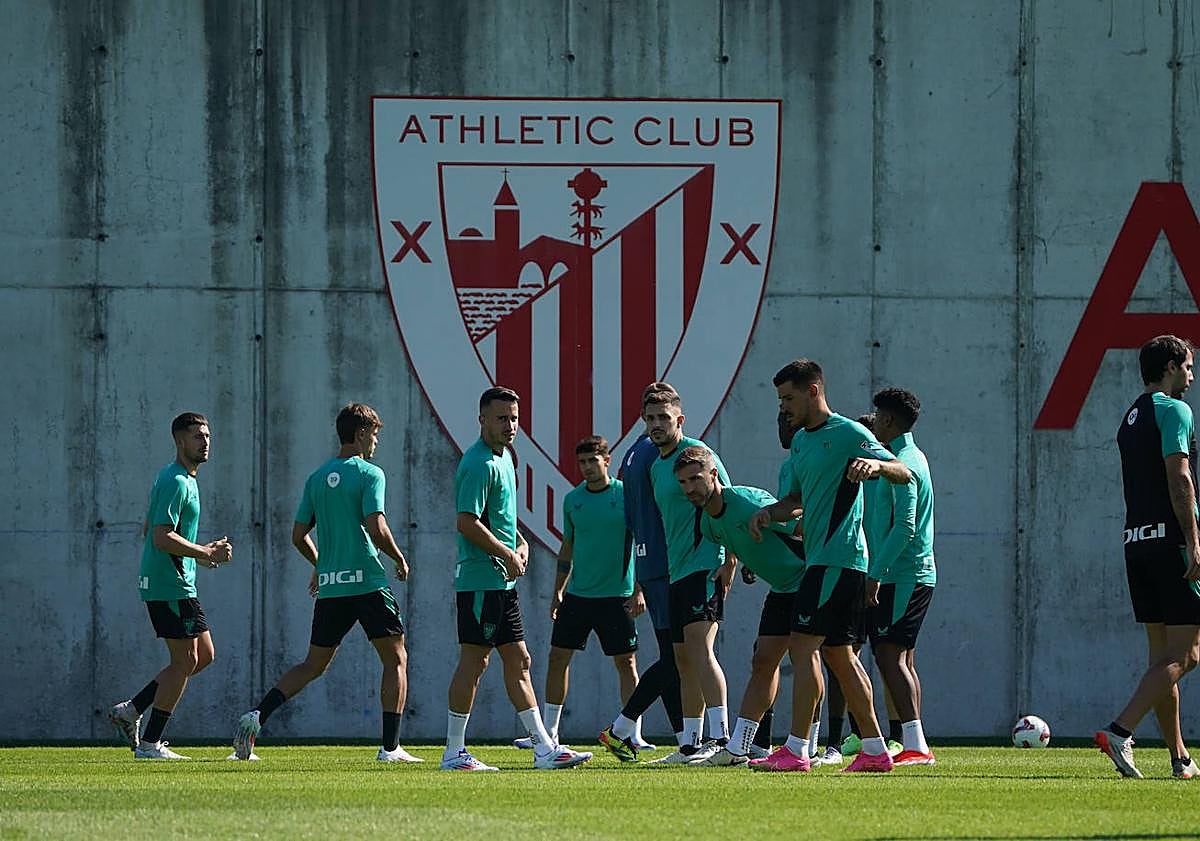 Imagen principal - La plantilla ha hecho ejercicios suaves para tener una primera toma de contacto. Berenguer, que ayer firmó su renovación, era uno de los más esperados. Valverde se ha protegido del sol con una gorra.