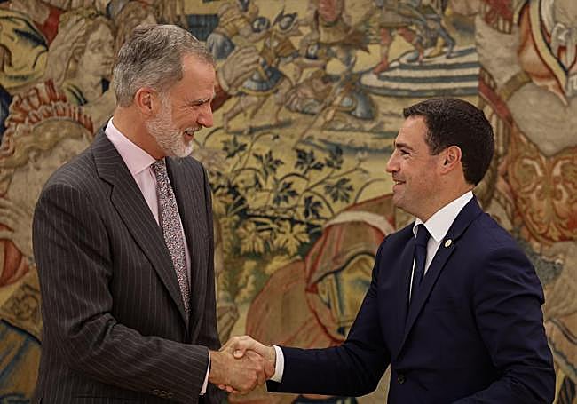 Saludo entre el monarca y el lehendakari.