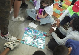 Los menores participan en una búsqueda del tesoro.