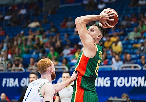 Tadas Sedekerskis defendido por el también exbaskonista Nico Mannion.